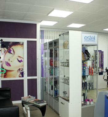 Удобный уголок для ожидания. Парикмахерские услуги в Светлогорске